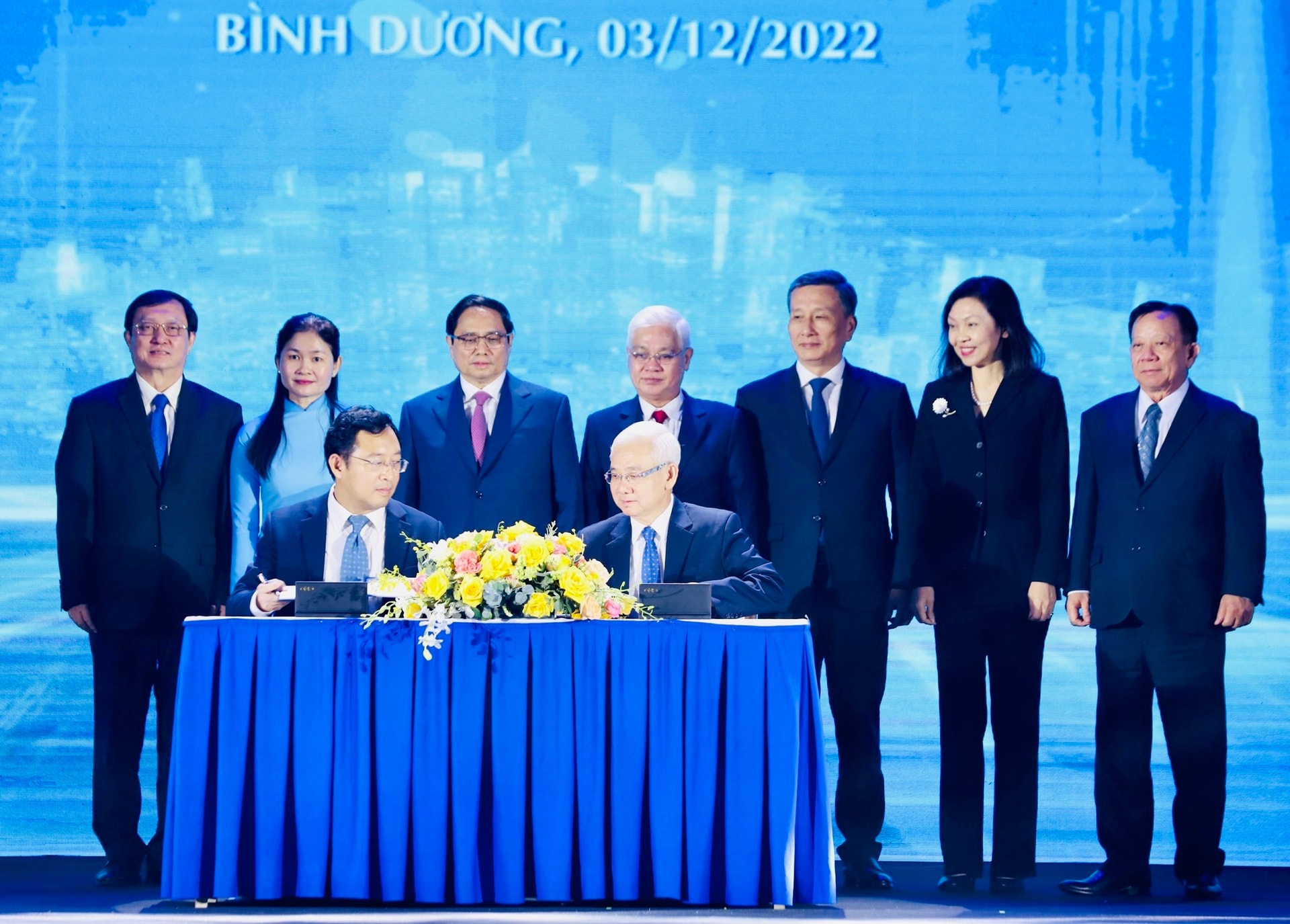 Đại diện Tập đoàn Becamex và đại diện Cục Phát triển thị trường và doanh nghiệp khoa học công nghệ cùng ký kết hợp tác.