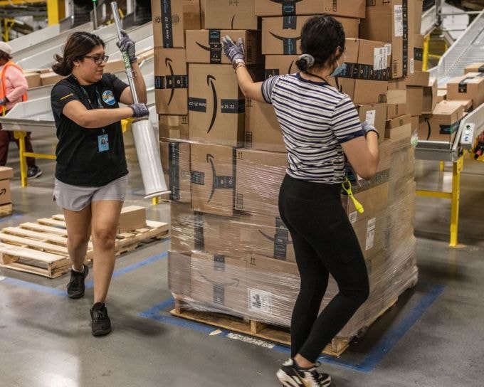 Một trung tâm logistics của Amazon ở Bắc Carolina. Mỹ đóng băng tuyển dụng trong mảng bán lẻ và doanh nghiệp. Ảnh: The Wall Street Journal