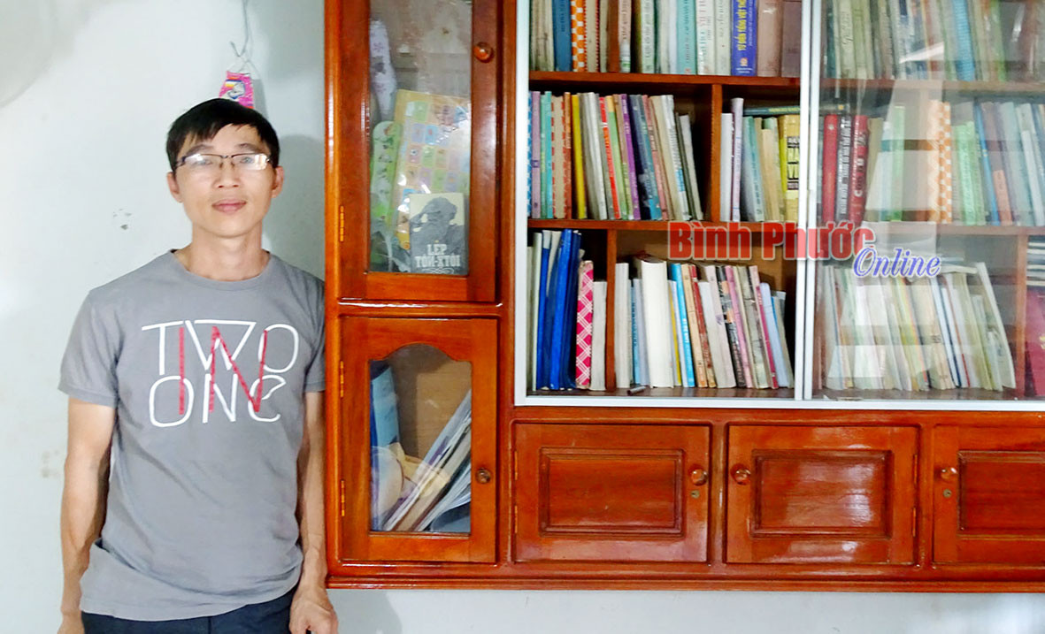 Tủ sách của gia đình thầy Vũ Văn Hà, giáo viên Trường THPT Đắk Ơ (Bù Gia Mập, tỉnh Bình Phước). Ảnh: baobinhphuoc.com.vn