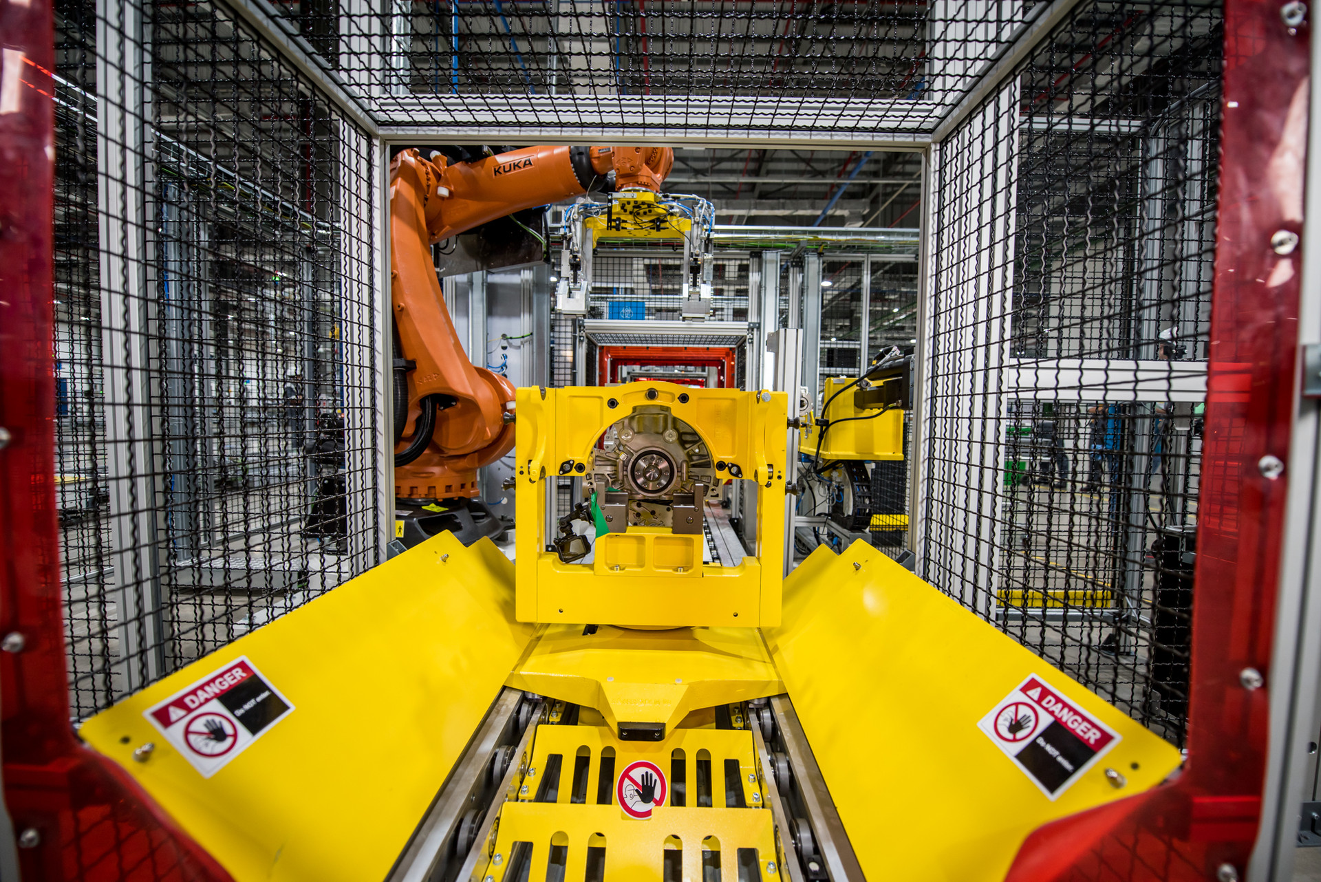 Robot làm việc tại xưởng động cơ