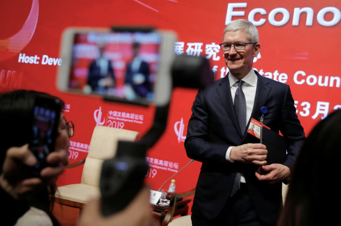 Tim Cook tham dự Diễn đàn Phát triển Trung Quốc tại Bắc Kinh vào tháng 3/2019. Ảnh: Reuters