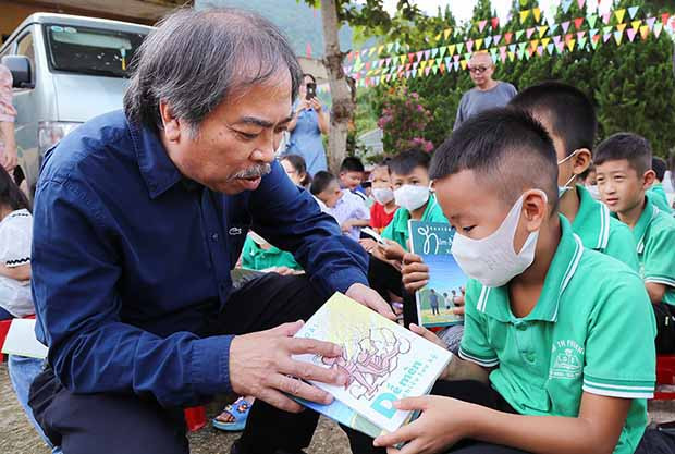 Chủ tịch Hội Nhà văn Nguyễn Quang Thiều trao sách cho học sinh trường Tiểu học Phương Giao