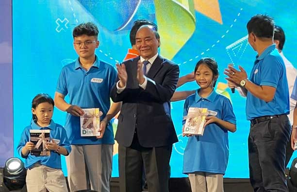 Chủ tịch nước Nguyễn Xuân Phúc tặng sách cho trẻ mồ côi ở trường nội trú Hy Vọng