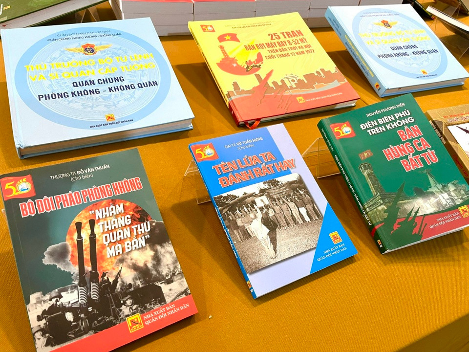 Ra mắt bộ sách kỷ niệm 50 năm chiến thắng Hà Nội - Điện Biên Phủ trên không - Ảnh 1.