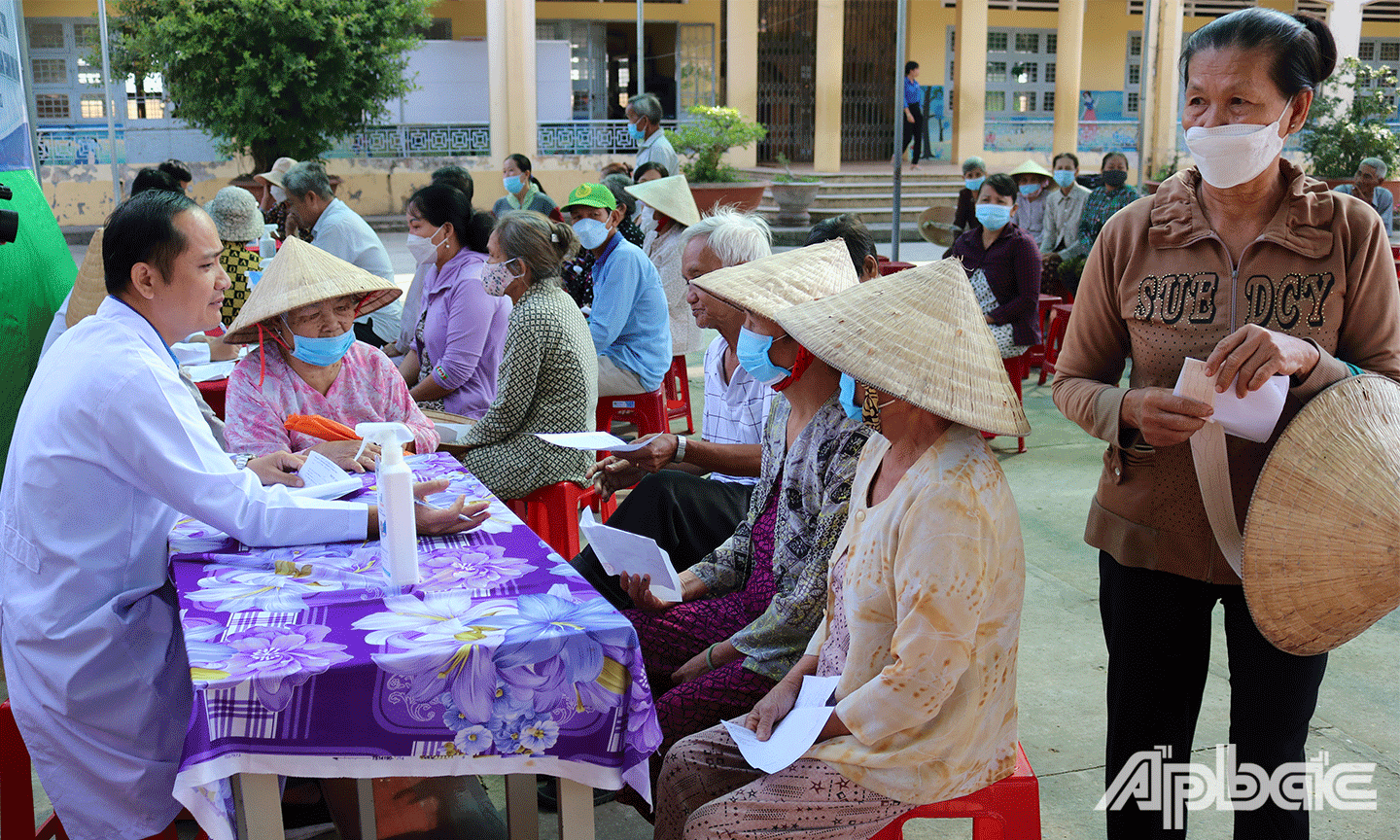 Khám bệnh, tặng quà, phát thuốc miễn phí cho gia đình chính sách, người dân có hoàn cảnh khó khăn