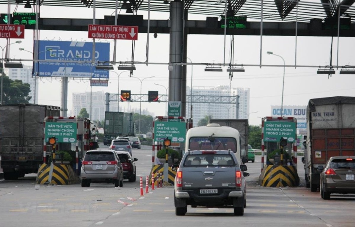 Thu phí điện tử không dừng đã được triển khai và mang lại hiệu quả nhờ tính công khai, minh bạch và giảm thời gian chờ cho chủ xe ở các trạm thu phí. (Ảnh: Việt Hùng/Vietnam+)