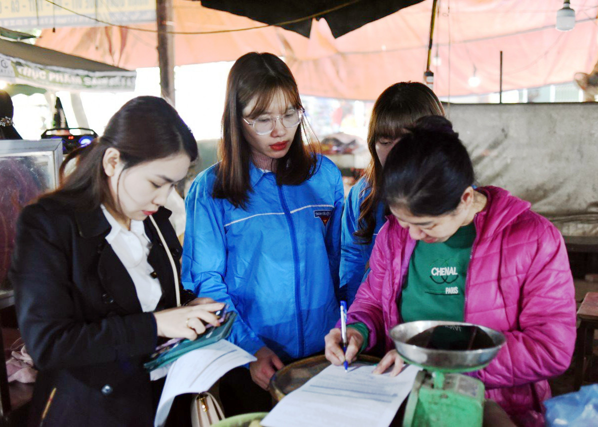 Đoàn viên thành phố Hà Giang hỗ trợ tiểu thương Chợ Minh Khai đăng ký tài khoản ngân hàng để tạo mã QR cá nhân