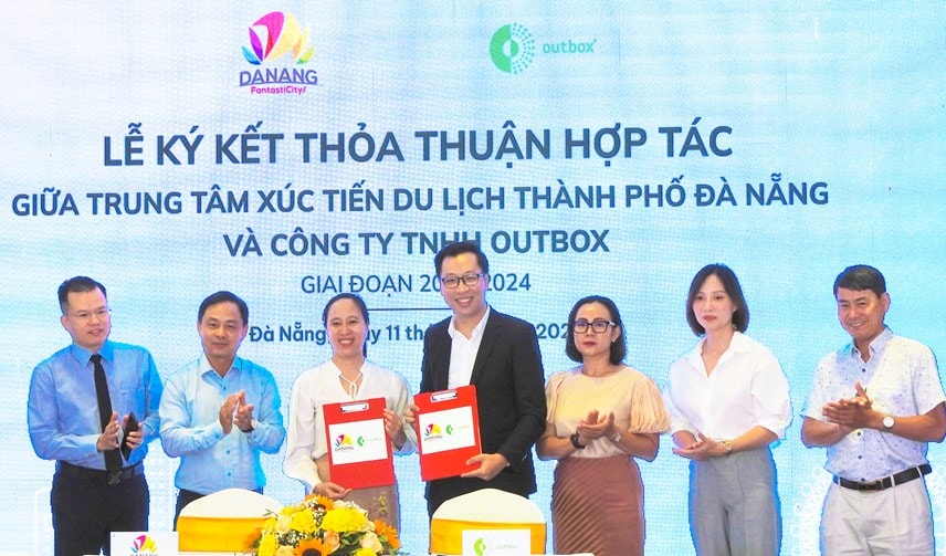 Ký kết thỏa thuận hợp tác giữa Trung tâm xúc tiến du lịch Đà Nẵng và Outbox ngày 11/5. Ảnh: Thanh Tùng.