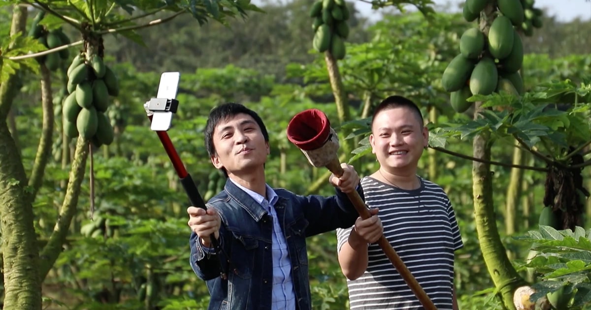 Những ngôi làng "cùng làm giàu" bởi ai cũng biết… livestream