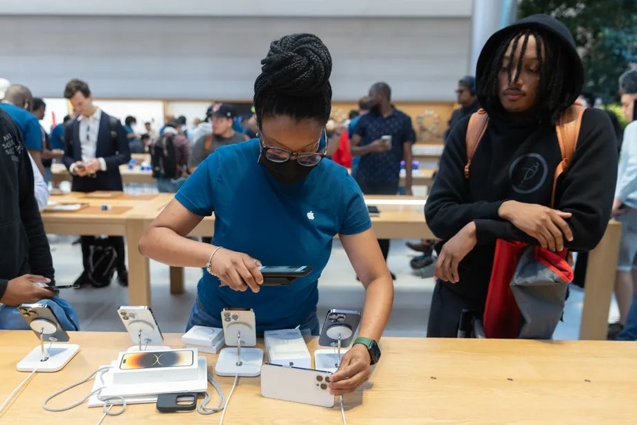 Nhân viên Apple Store giúp khách hàng mua iPhone.