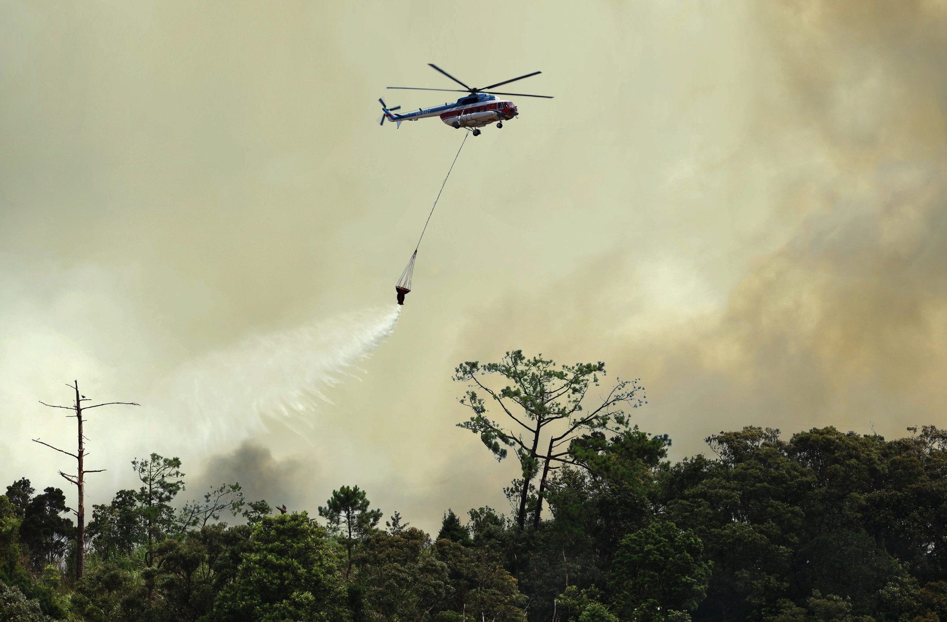 Trực thăng của Binh đoàn 18 bay chữa cháy rừng tại Indonesia