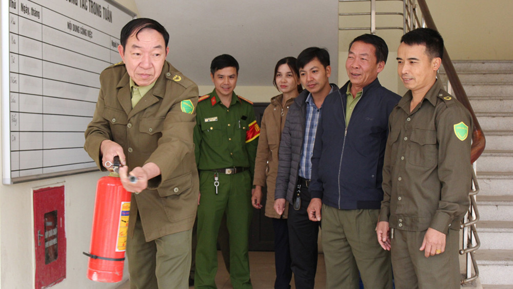 Công an xã Yên Sơn (Lục Nam) trao đổi hướng dẫn kỹ năng chữa cháy cho lực lượng dân phòng tại địa phương.