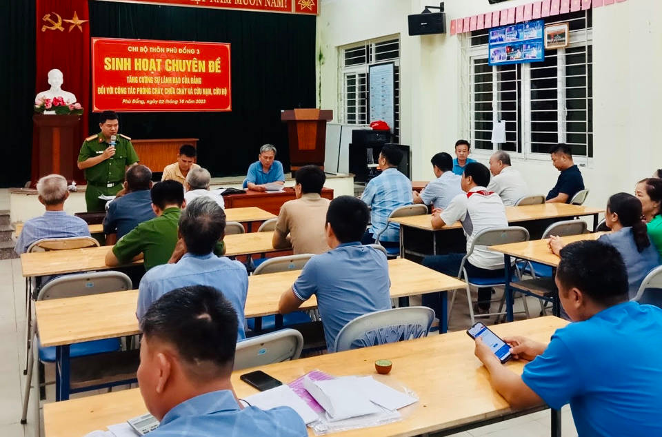Sinh hoạt chuyên đề với nội dung “Tăng cường sự lãnh đạo của Đảng với công tác PCCC và CNCH” tại một chi bộ thuộc xã Phù Đổng.