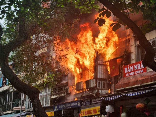 Căn nhà trên phố cổ Hà Nội bốc cháy dữ dội vào giờ cao điểm - Ảnh 1.