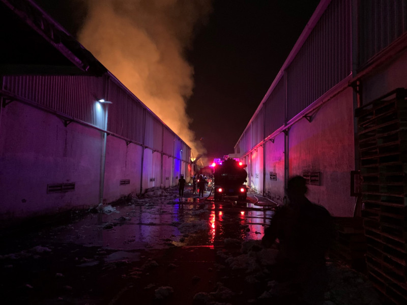 Phóng sự ảnh: Cảnh sát xuyên đêm dập lửa vụ cháy 2.000m2 nhà xưởng ở Bà Rịa-Vũng Tàu -0