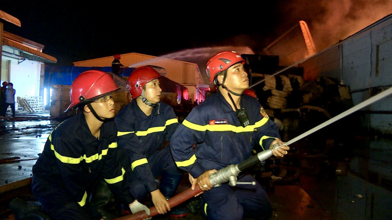 Phóng sự ảnh: Cảnh sát xuyên đêm dập lửa vụ cháy 2.000m2 nhà xưởng ở Bà Rịa-Vũng Tàu -4