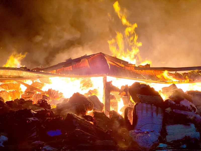Phóng sự ảnh: Cảnh sát xuyên đêm dập lửa vụ cháy 2.000m2 nhà xưởng ở Bà Rịa-Vũng Tàu -5