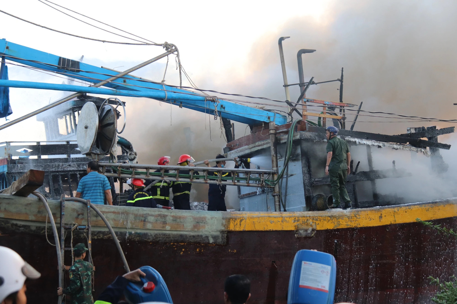 Cháy lớn ở Phan Thiết, ít nhất 11 con tàu của ngư dân đã bị thiêu rụi - Ảnh 3.