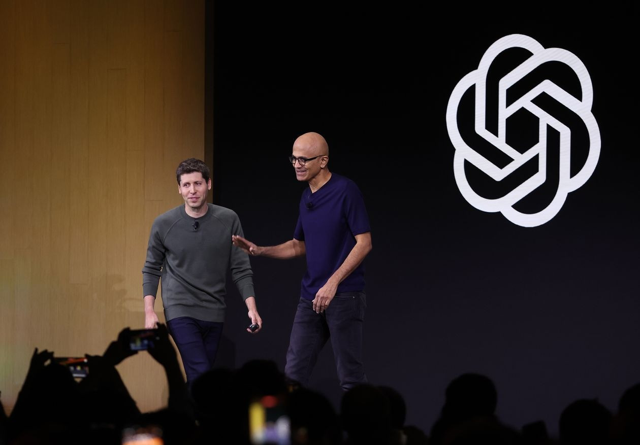 Sam Altman, trái, và Giám đốc điều hành Microsoft Satya Nadella trong buổi giới thiệu tại một sự kiện ở San Francisco vào tháng trước