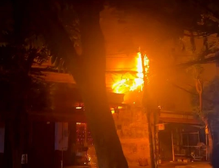 Căn nhà bốc cháy dữ dội trong đêm - Ảnh: Cắt từ video