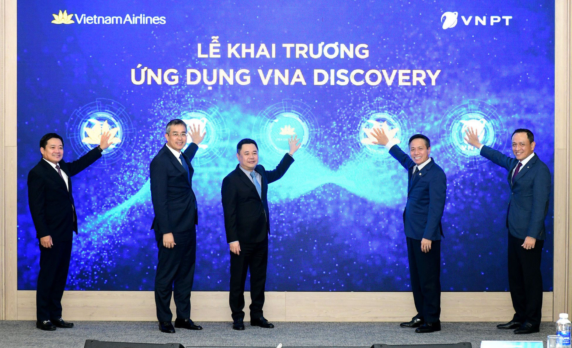 lanh-dao-vietnam-airline-va-vnpt-nhan-nut-khai-truong-ung-dung-vna-discovery.jpeg