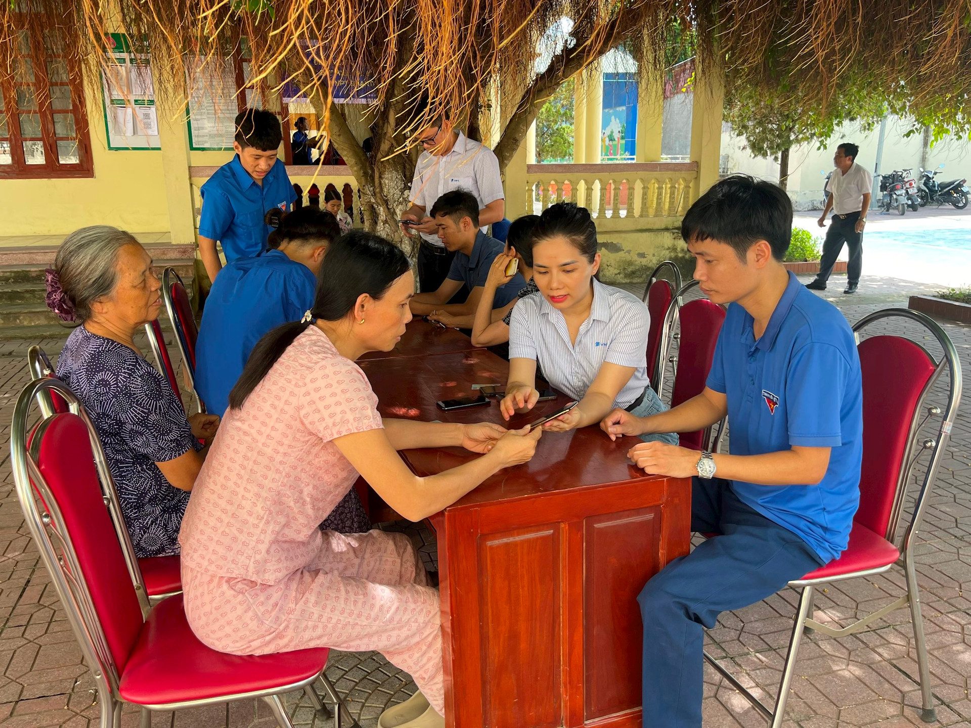 cac-to-cong-nghe-so-doan-thanh-nien-va-nhan-vien-vnpt-to-chuc-cac-diem-ho-tro-cai-dat-chu-ky-so-cho-nguoi-dan-dia-phuong-tai-xa-hoang-thai-huyen-hoang-hoa-tinh-thanh-hoa.jpg