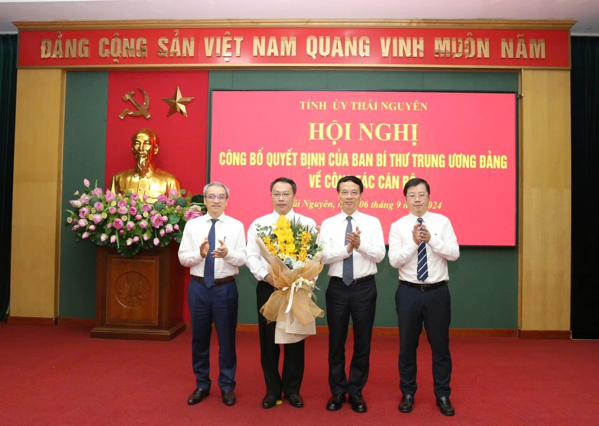 ld-bo-chuc-mung-tt-nguyen-huy-dung.jpg