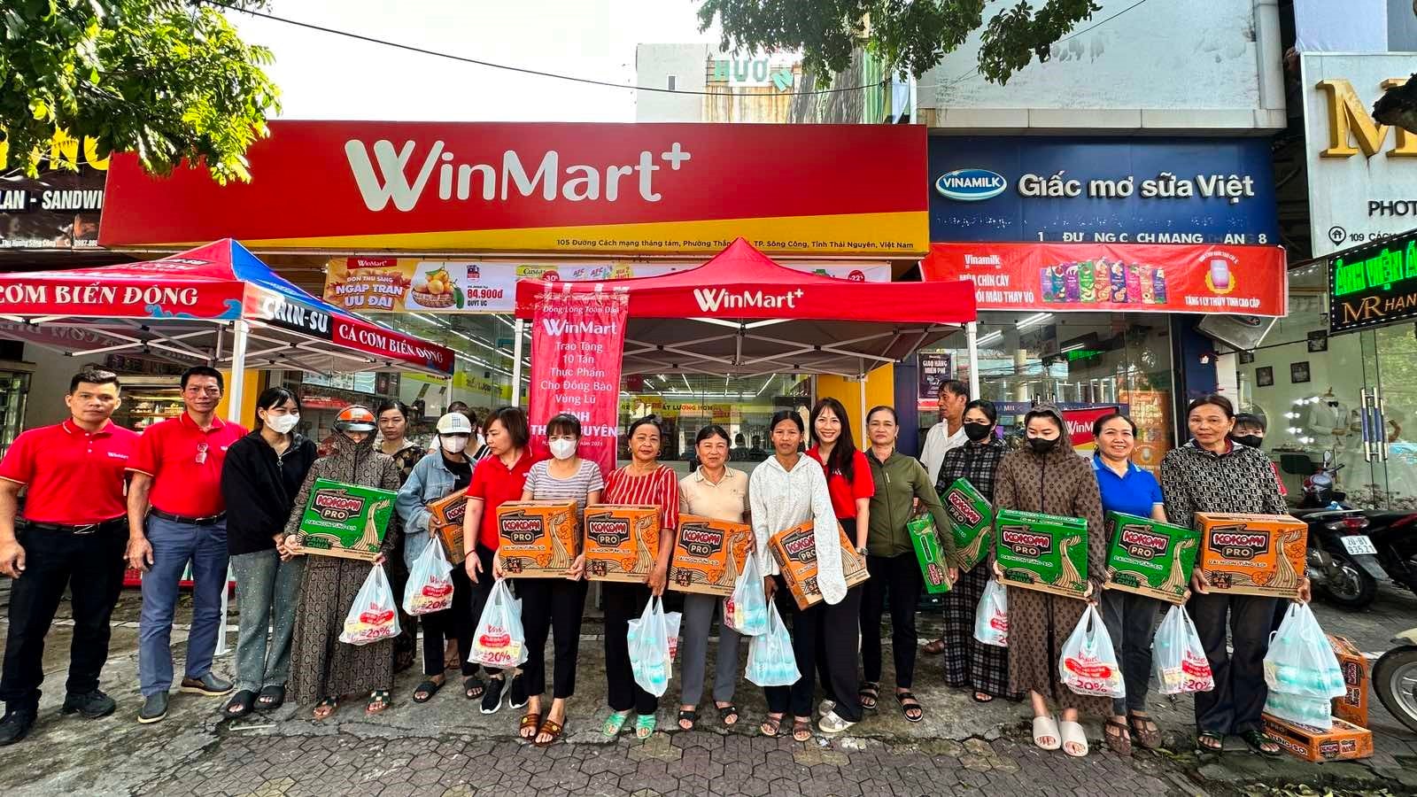 dai-dien-winmart-trao-qua-tang-tai-cho-nguoi-dan-bi-anh-huong-boi-bao-lu-tai-tinh-thai-nguyen-anh-2.jpg