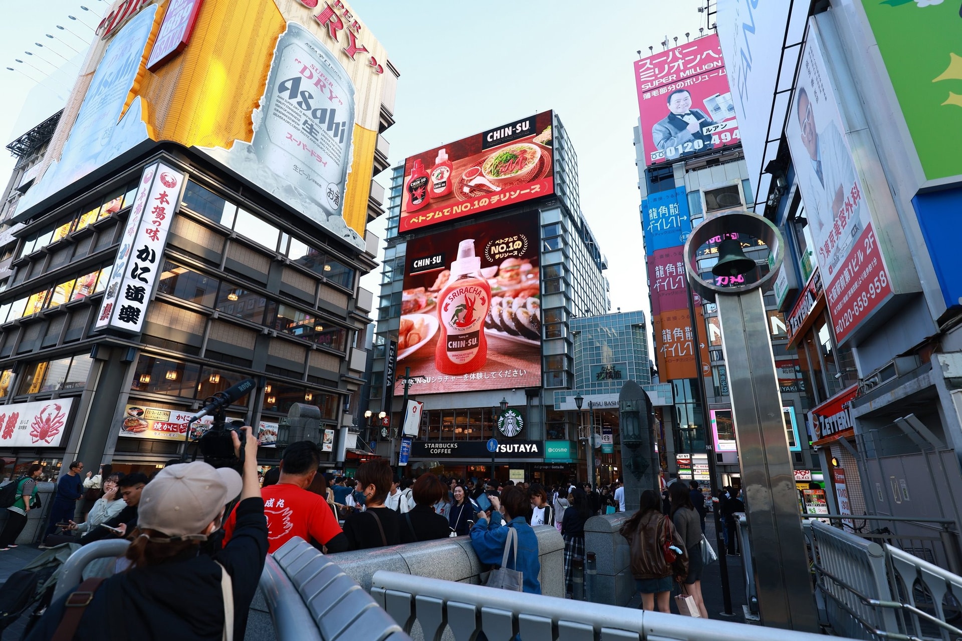 tuong-ot-chin-su-xuat-hien-hoanh-trang-tai-khu-pho-am-thuc-soi-dong-dotonbori-osaka.jpg