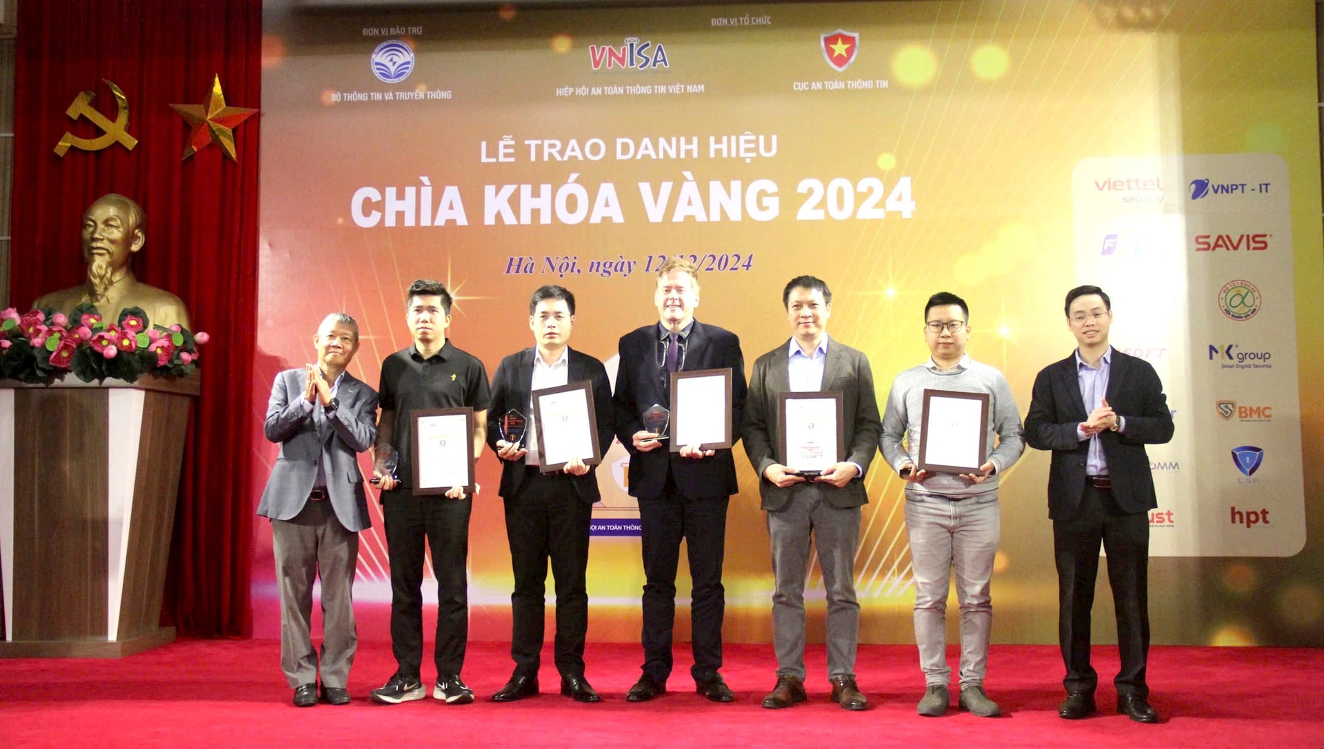 trao-giai-chia-khoa-vang-2024(1).jpg