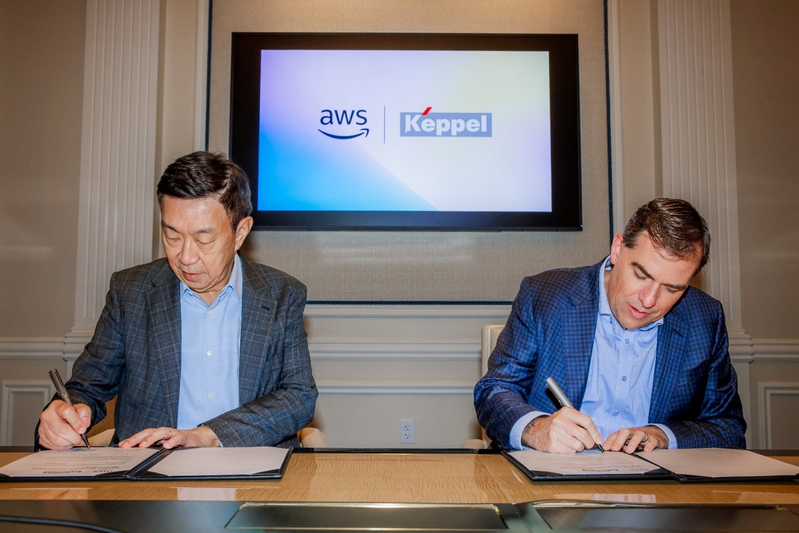 ong-loh-chin-hua-ceo-keppel-ltd.-trai-va-ong-matt-garman-ceo-aws-ky-ket-thoa-thuan-trong-su-kien-aws-reinvent-vua-dien-ra-tai-las-vegas-hoa-ky..jpg