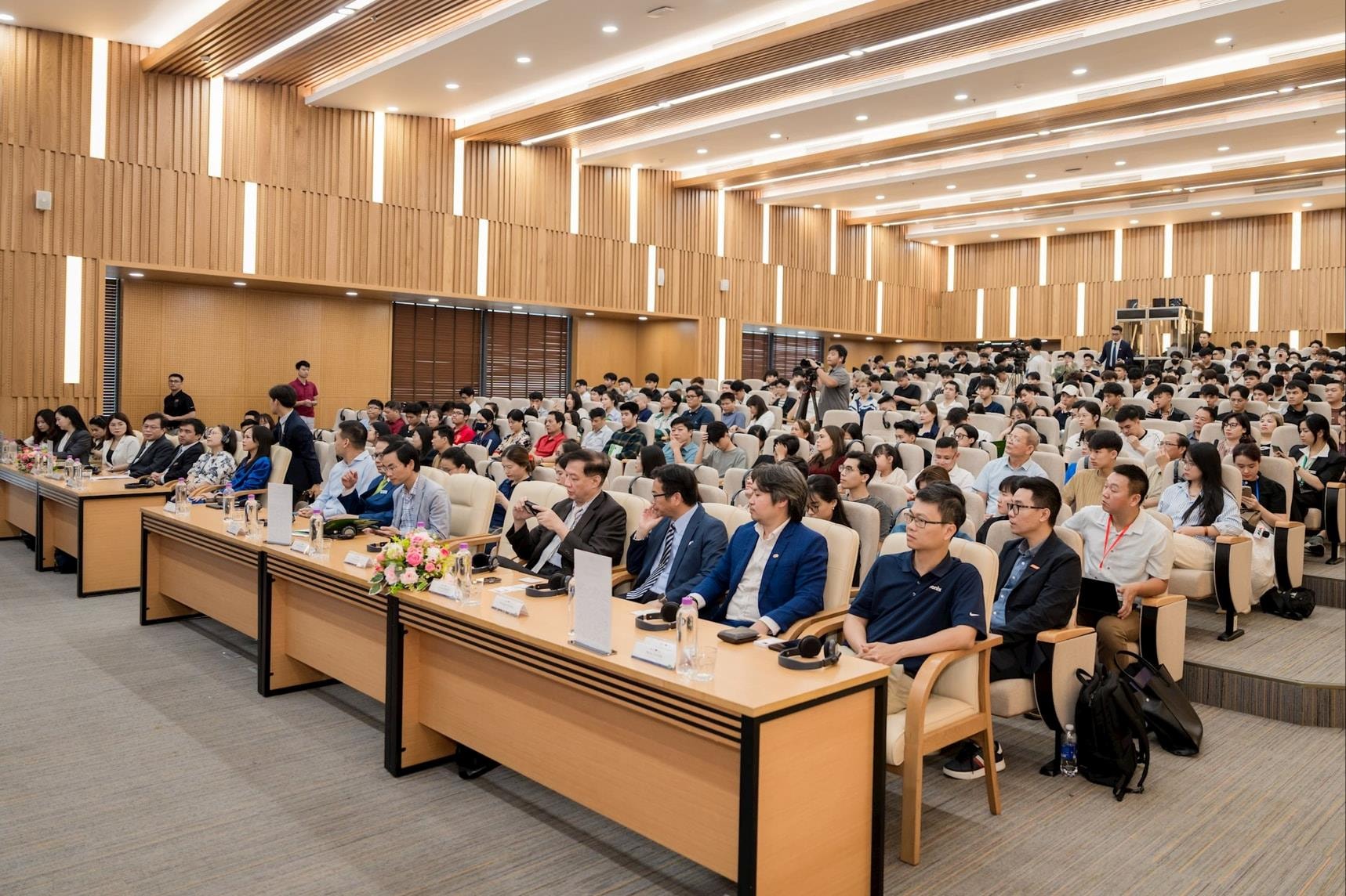 toan-canh-hoi-thao-phat-trien-nhan-luc-nganh-ban-dan-tai-viet-nam-va-toan-cau-do-asia-university-vietnam-truc-thuoc-vien-dao-tao-dai-hoc-quoc-te-fpt-phoi-hop-to-chuc(1).jpg