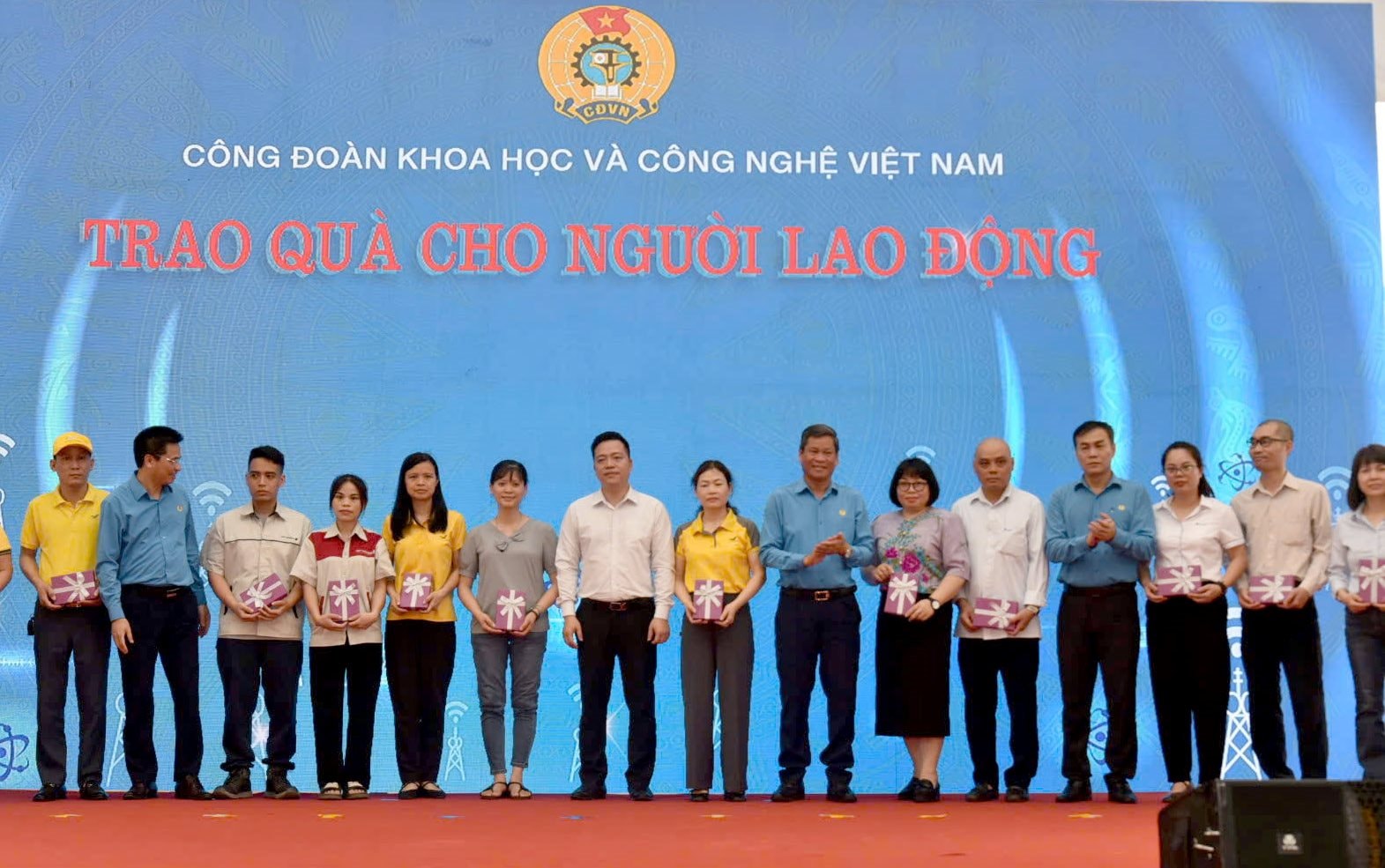 trao-qua-cho-nld-2025.jpg