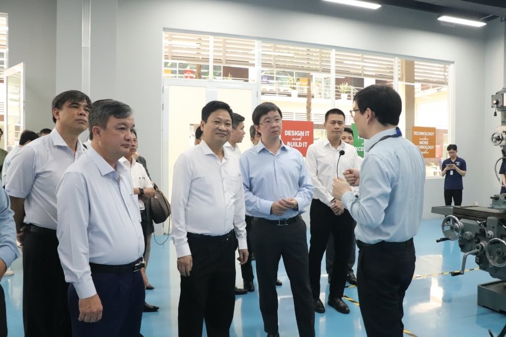doan-cong-tac-bo-khcn-tham-quan-eiu-3.jpeg