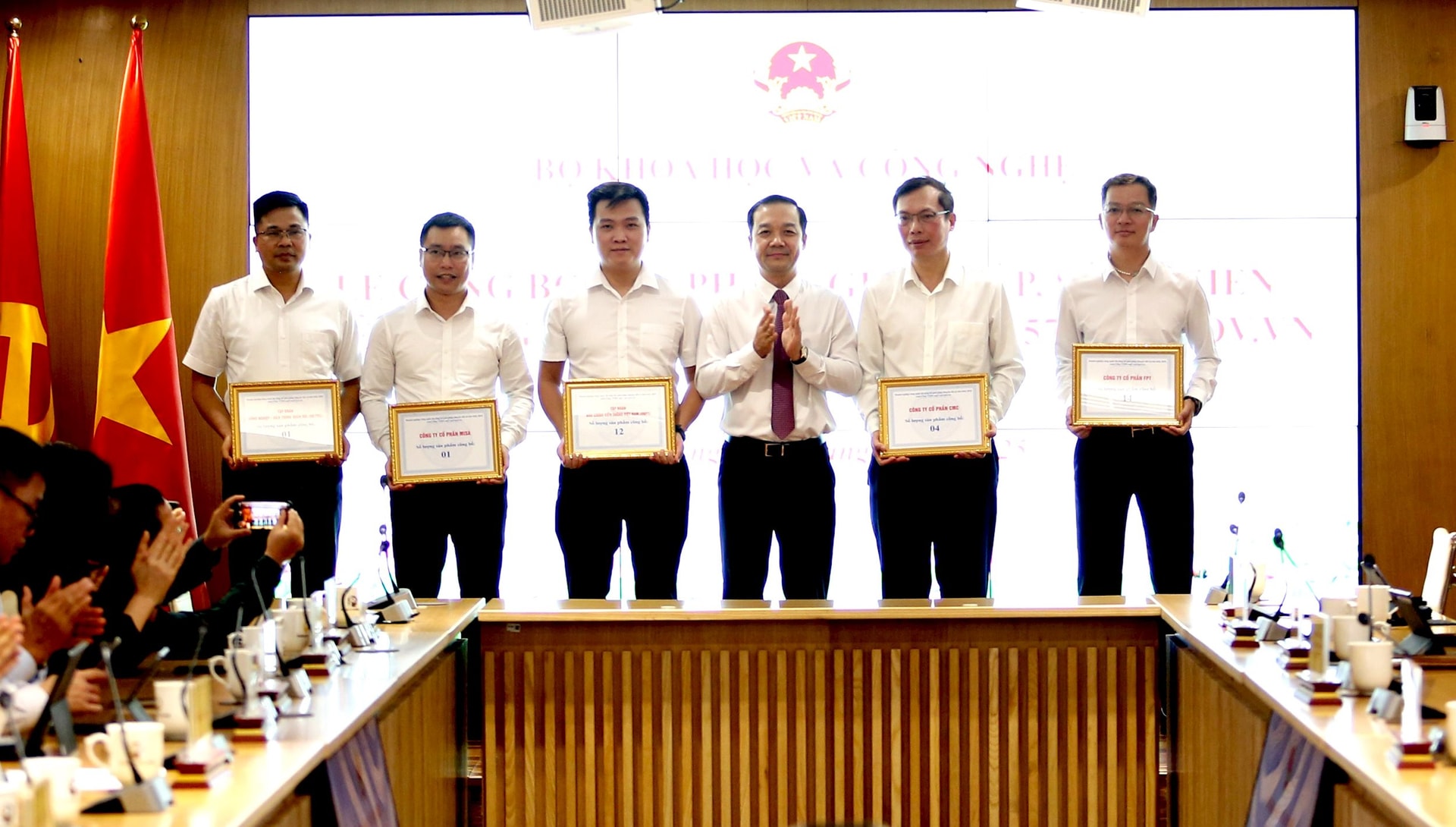 thu-truong-pham-duc-long-trao-ky-niem-chuong-cho-cac-doanh-nghiep-co-san-pham-giai-phap-duoc-cong-bo(1).jpg