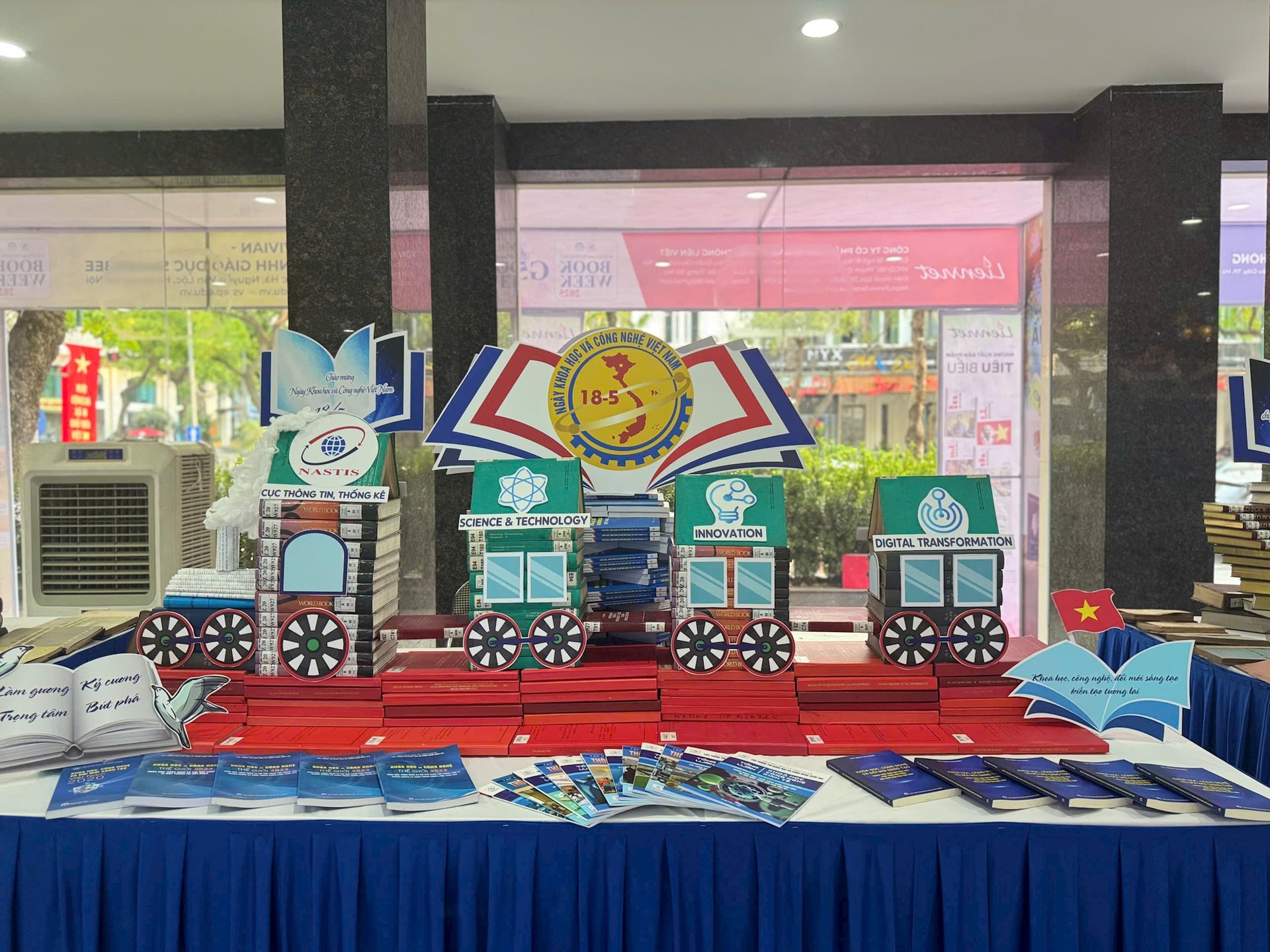 trien-lam-sach-khcn-2025.jpg