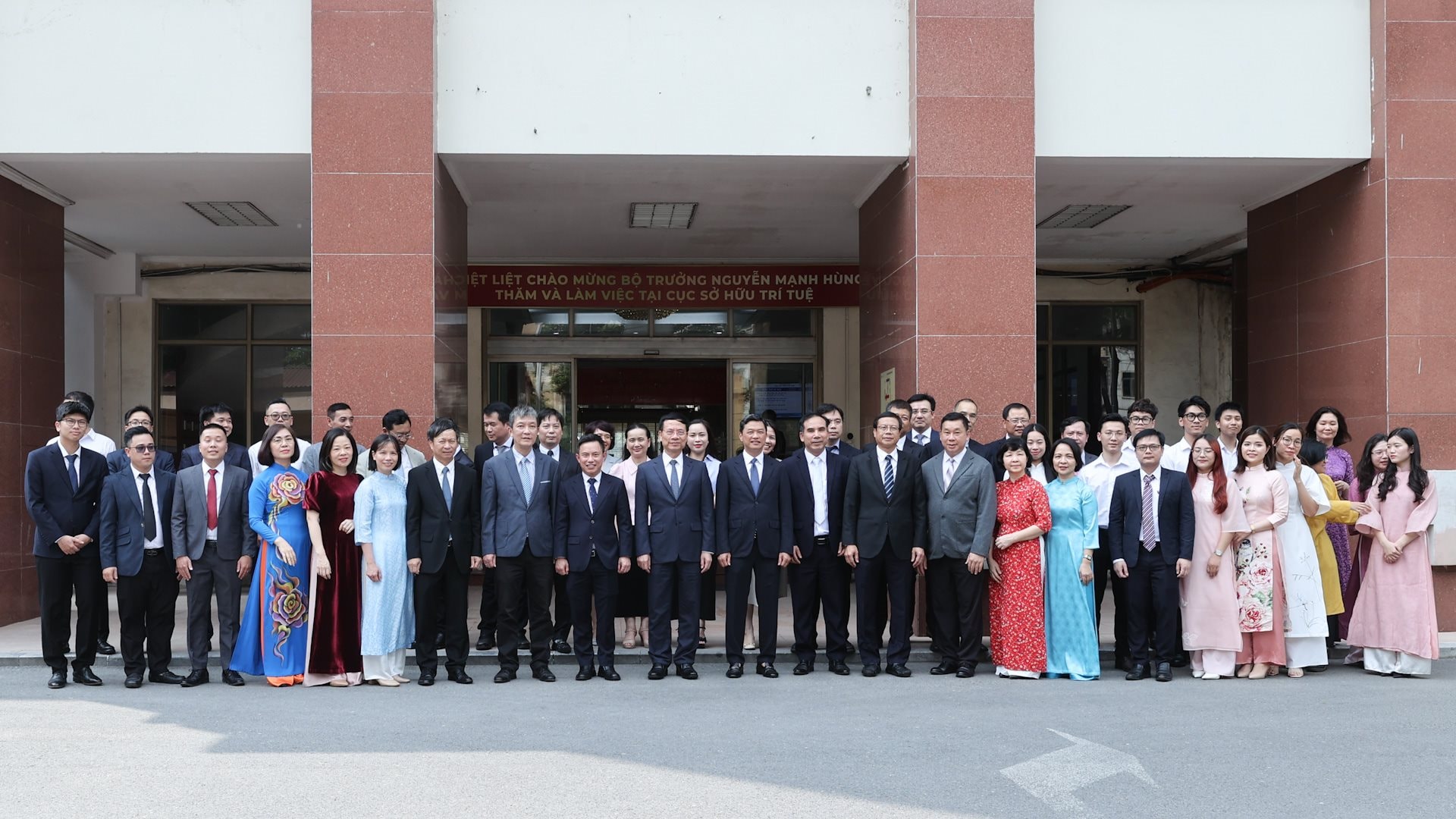 can-bo-cuc-shtt.jpg