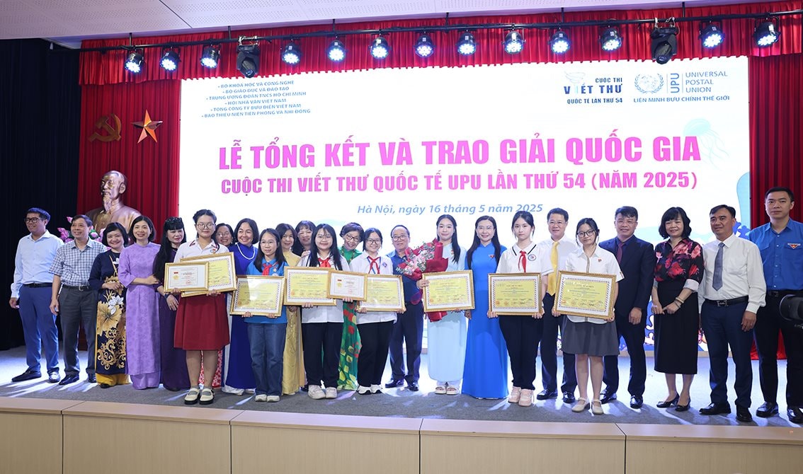 dai-bieu-va-hs-chup-anh-luu-niem.jpg