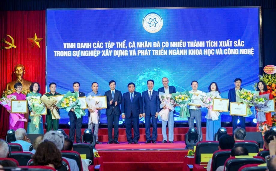 10-nha-khoa-hoc-to-chuc.jpg