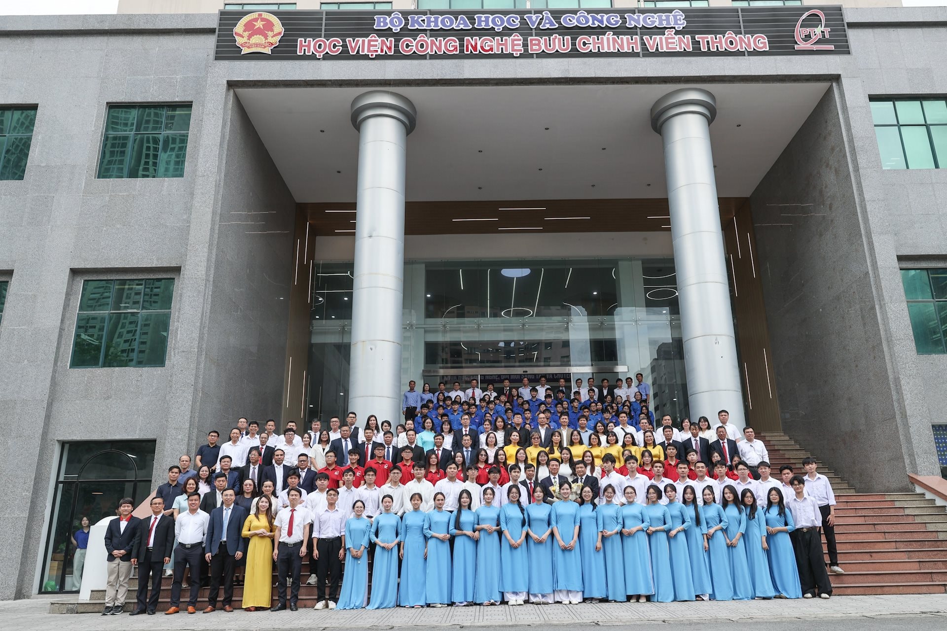 toan-canh-voi-sinh-vien.jpg