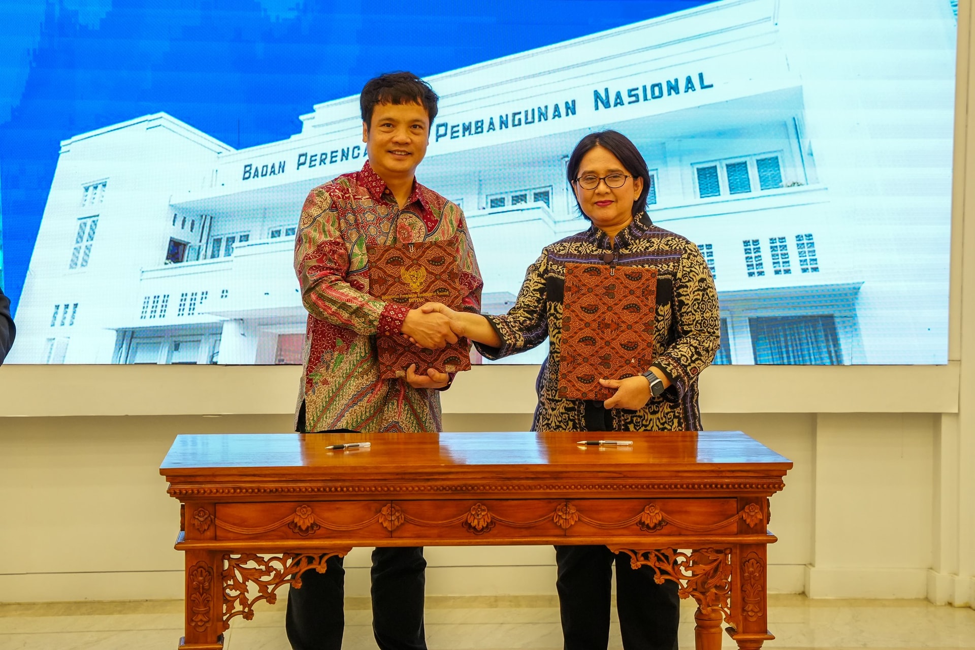 ong-nguyen-van-khoa-tong-giam-doc-fpt-va-ba-teni-widuriyanti-tong-thu-ky-bo-ke-hoach-phat-trien-quoc-gia-indonesia-ky-ket-thoa-thuan-hop-tac-5-nam-giua-fpt-va-bappenas.jpg