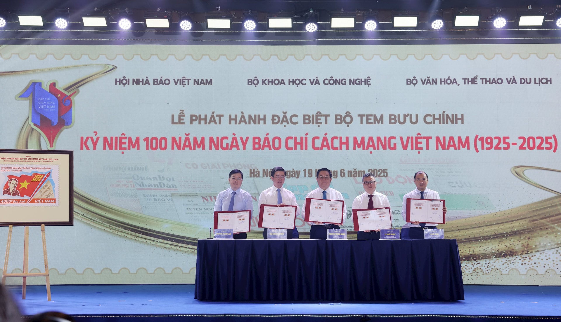 cac-dai-bieu-thuc-hien-nghi-thuc-phat-hanh-dac-biet-bo-tem-_ky-niem-100-nam-ngay-bao-chi-cach-mang-viet-nam-1925-2025-_-2-.jpg