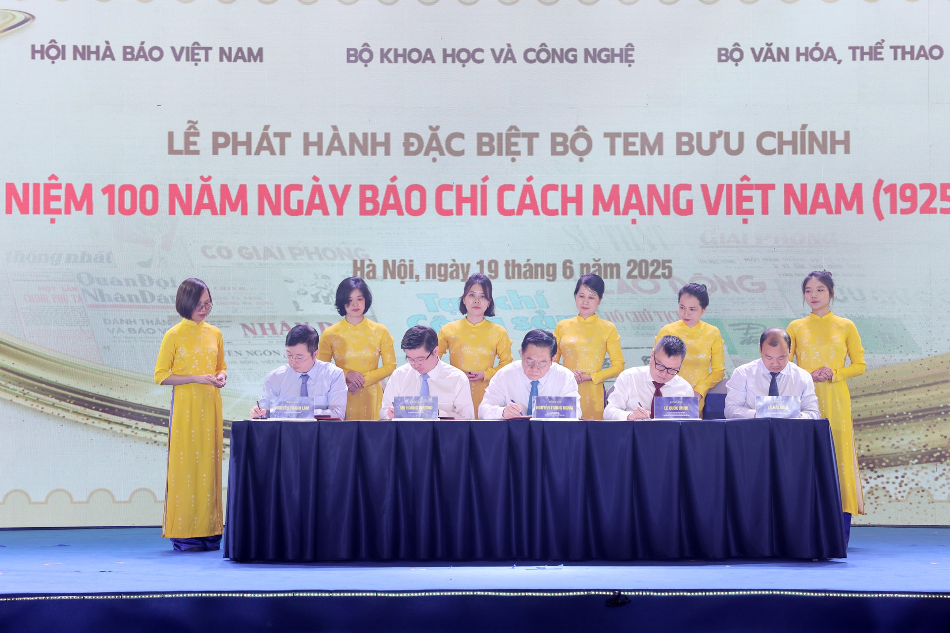 cac-dai-bieu-thuc-hien-nghi-thuc-phat-hanh-dac-biet-bo-tem-_ky-niem-100-nam-ngay-bao-chi-cach-mang-viet-nam-1925-2025-_.jpg