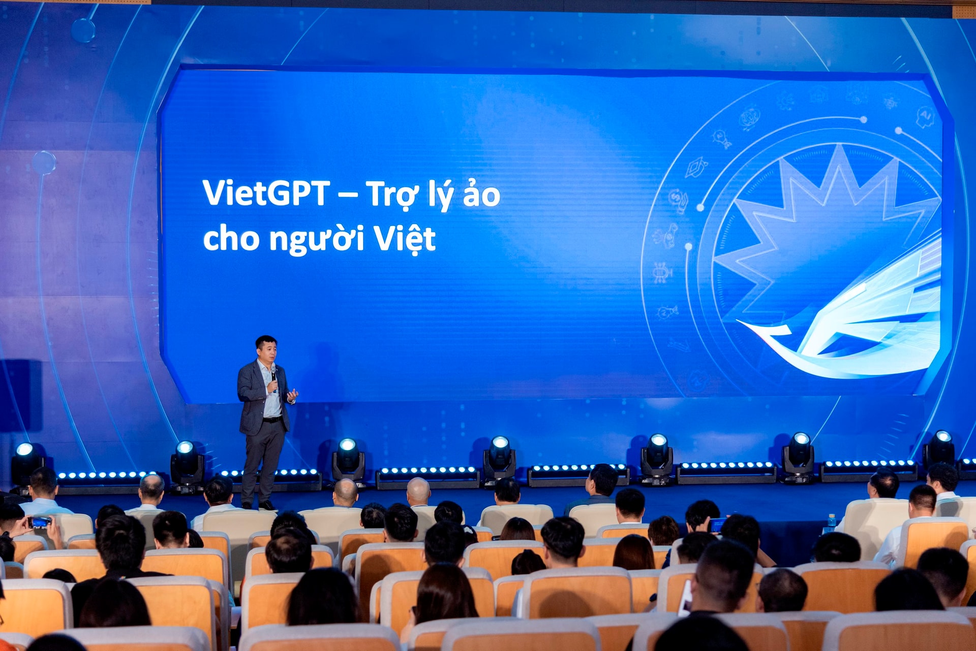 ong-le-hong-viet-tong-giam-doc-fpt-smart-cloud.jpg