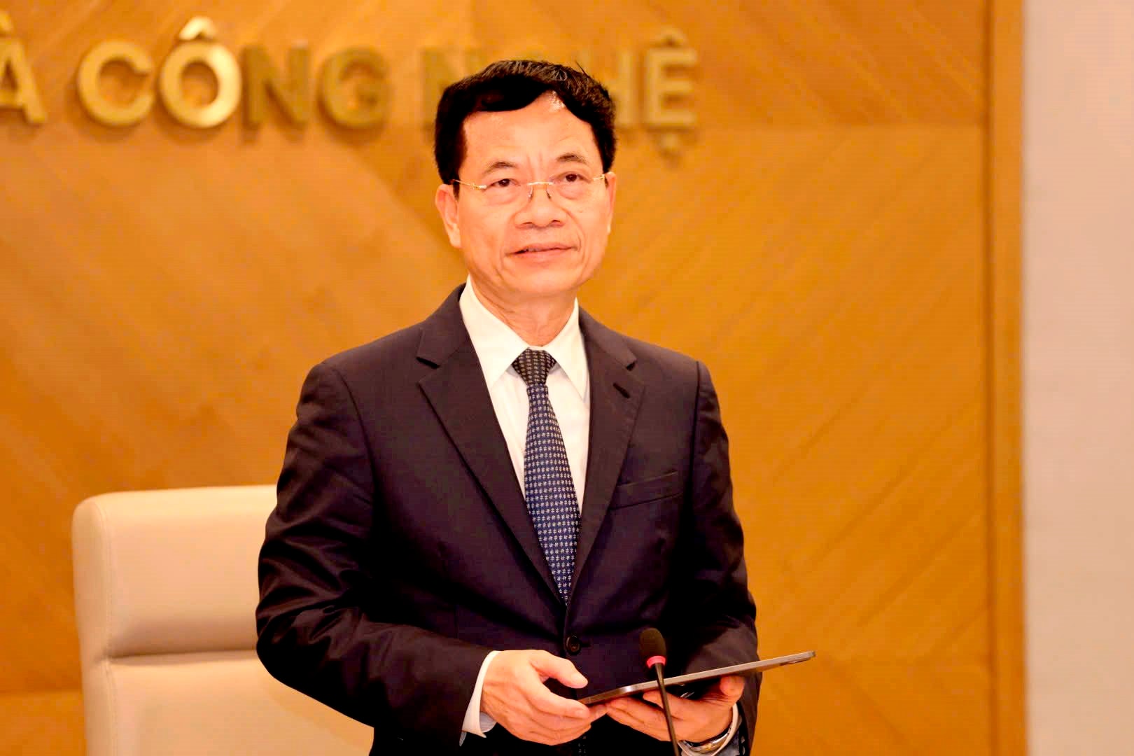 bo-truong-nguyen-manh-hung-phat-bieu-tai-hoi-nghi.jpg