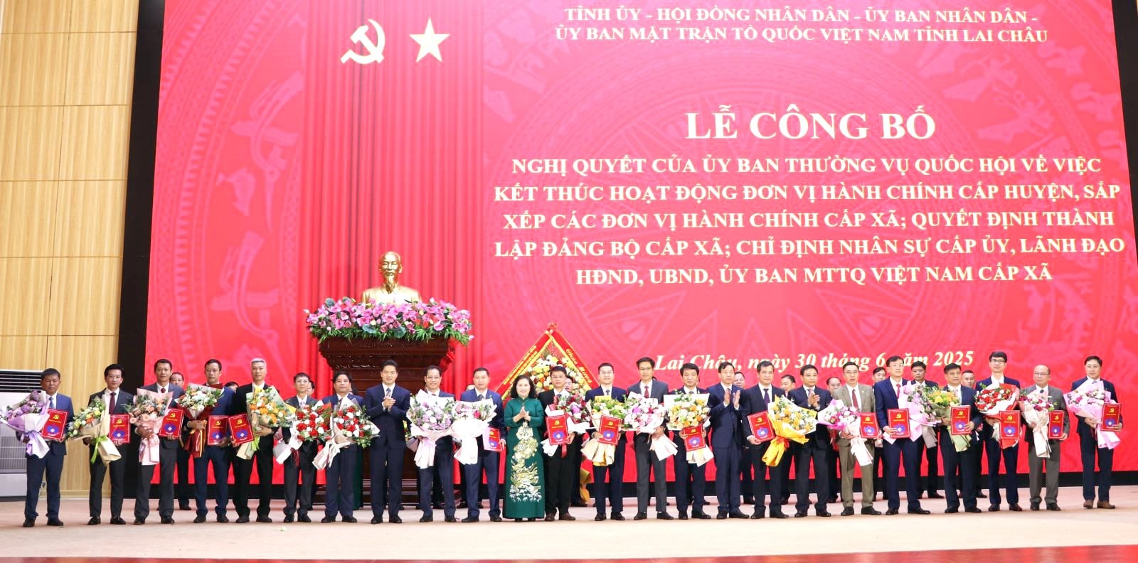 2_lai-chau_cong-bo-phuong-xa-moi.jpg