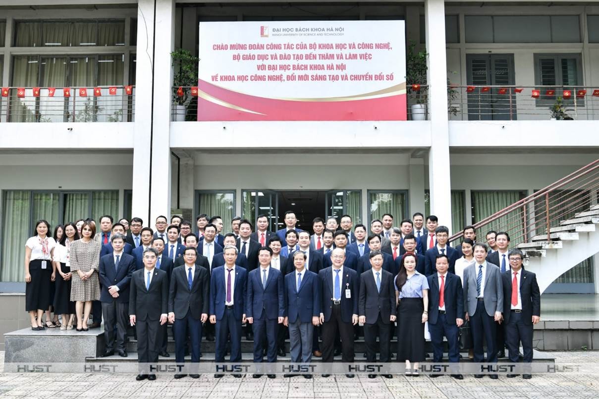 Đoàn công tác Bộ KHCN, Bộ GDĐT chụp ảnh cùng cán bộ, giảng viên ĐHBK Hà Nội