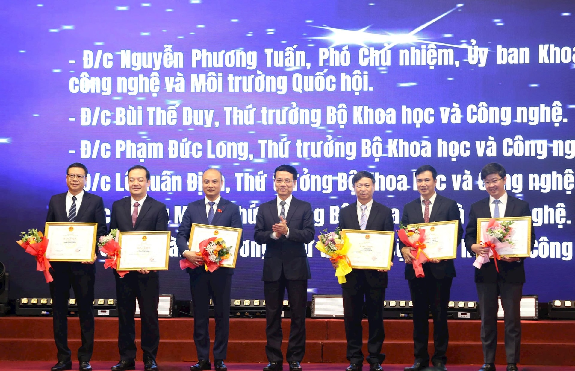 bo-truong-trao-khen-thuong.jpg