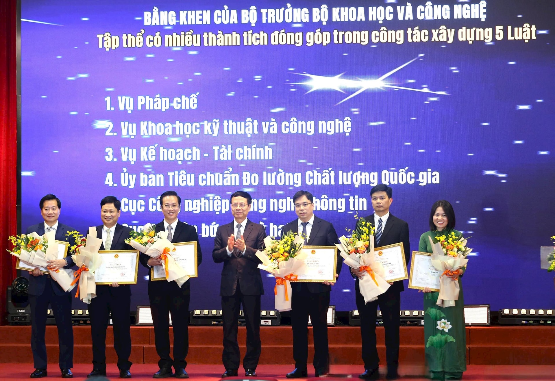khen-tap-the-xay-dung-luat.jpg