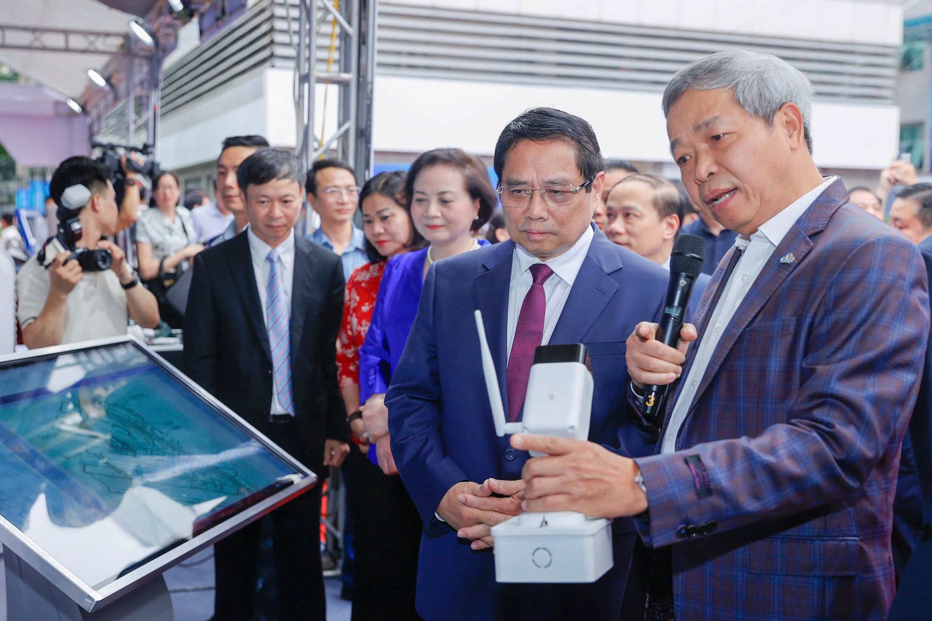 anh-5_-gioi-thieu-cmc-aibox-trung-tam-xu-ly-va-tich-hop-ai-cuc-bo-xu-ly-du-lieu-tai-bien-khong-can-ket-noi-mang-1-trong-25-cong-nghe-loi-make-in-vietnam-made-by-cmc-cua-cmc-ati.jpg